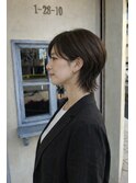 さりげない軽さを効かせたミディアムウルフ