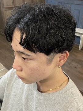 マギーヘア(magiy hair) magiyhair【hide】ワイルドショート　センターパート　くせ毛