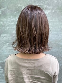 ノイズヘアー(NOISEHAIR)の写真/『自然で上品に。肌なじみと柔らかさを大切にしたグレイカラー◇艶感たっぷりカラーで洗練された印象に。』