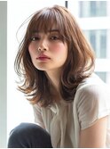 エアリーレイヤーくびれフェミニンミディアムレイヤー