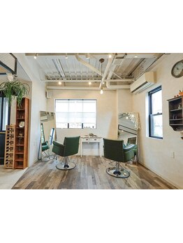 店内に差し込む光と木の温もりが心地良い…ずっと居たくなるワタシだけの隠れ家サロン♪【SETSU】