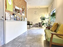 ソウイットゴーズ(so it goes.)の雰囲気(コラボレーションしたアーティストとの作品も展示販売しています)