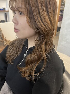 O 明るめブラウン巻き髪シースルー前髪顔回りボリューム感