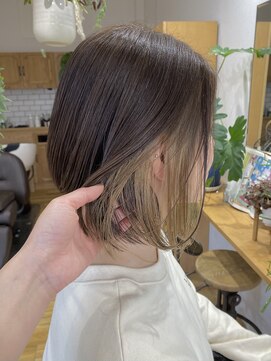 ヴィアージュ(Viaje) イヤリングカラー前下がりボブ