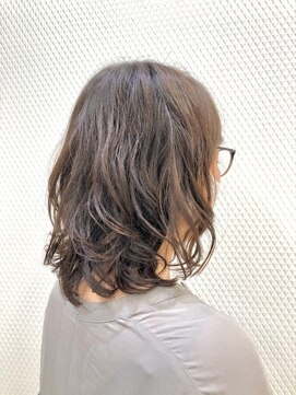 くせ毛風パーマ ミディアム レイヤー 無造作ヘア 40代50代 小顔 L クオリス 上福岡店 Qualis のヘア カタログ ホットペッパービューティー