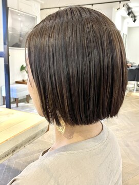 ファイブシーン アオヤマ(5SCENE AOYAMA) 白髪ぼかし切りっぱなしボブミニボブブリーチ