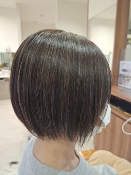 デフィ アオヤマ(defi AOYAMA) 白髪ぼかし×美シルエット大人のショートボブ