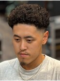 ＜理容室＞スーツ短髪パーマツーブロック束感モテる黒髪