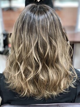 アリエス Aries 上赤江店 ミディアムヘアのエアタッチデザインカラー