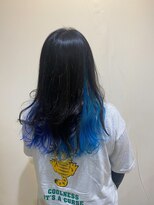 ジュリア(Giulia)&nbsp;巻き髪×ブルーインナー♪大人女子におすすめ◎