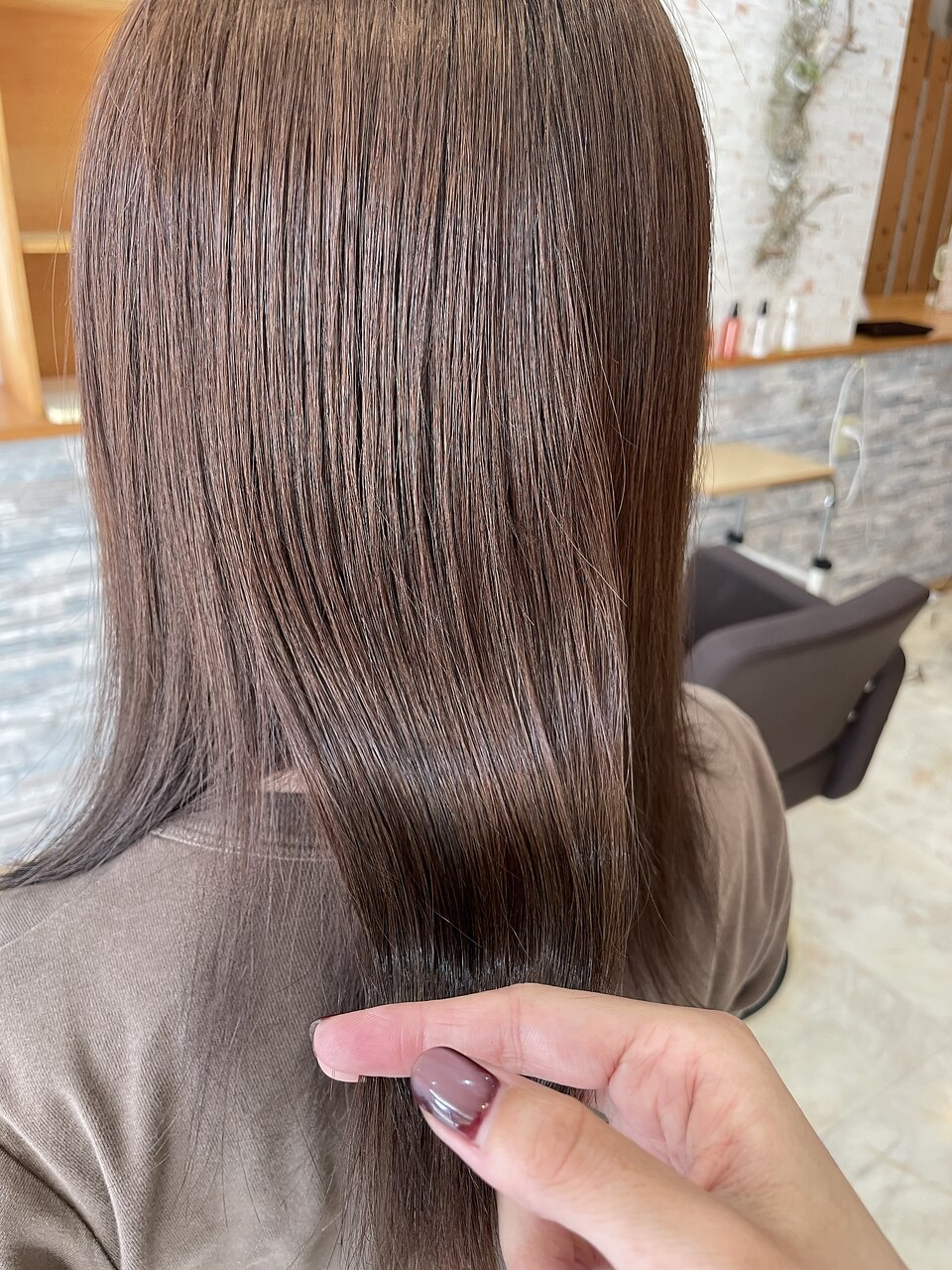 ミディアムヘア×チョコレートブラウン：L235048545｜レフアヘアー