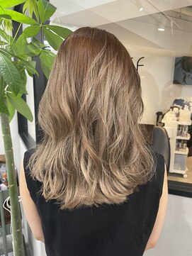 ラフ 新宿(Laff) 新宿/ベージュ/ブリーチ/ハイトーン/白髪ぼかし/グレーベージュ