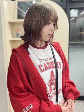 イロウ 天神大名店(IROW) ハイトーンベージュ ブリーチ 艶髪 くびれボブ 外ハネボブ 20代