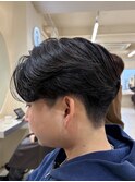 刈り上げセンターパートテーパーフェードカットニュアンスパーマ