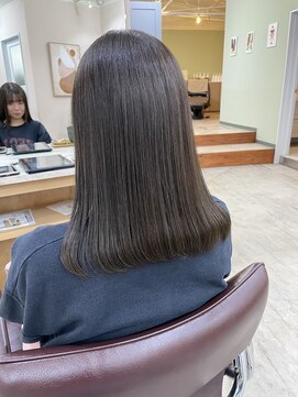 キュオンシア(CUEON. ciea) ミディアム×オリーブグレージュ×艶髪
