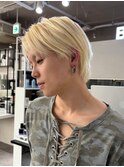 13919ホワイトブロンドフェザーショート刈り上げセンターパート