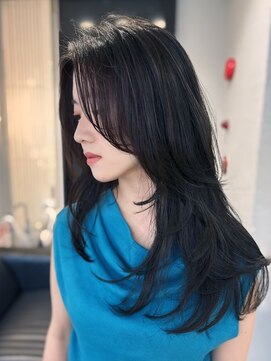 ジゼル 筑紫野(GiseL) レイヤーカット 顔周りカット センターパート 赤み消しカラー