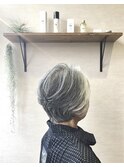 前下がりのグレイヘアボブ