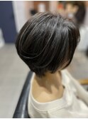 透明感のあるハイライト暗髪ボブスタイル