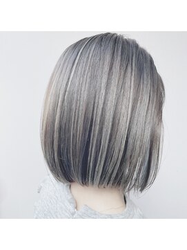 ルッソ チアロ(Lusso chiaro) シルバーアッシュ/ハイトーン/肩上ボブ/刈り上げボブ
