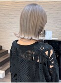 ホワイトベージュ×外はねボブ
