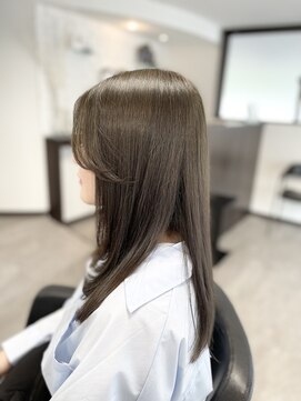 リリ(RiRi) 【ブリーチなし】透明感暗めアッシュ×顔周りレイヤー