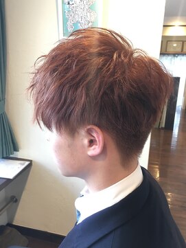 フェリーク ウジヤマダ(feerique UJIYAMADA) ハイトーンレッド系カラーのツーブロックマッシュレイヤー