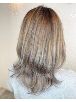 ヘアーアンドメイク ドレス(DRESS)&nbsp;ホワイトパール　白髪ぼかし