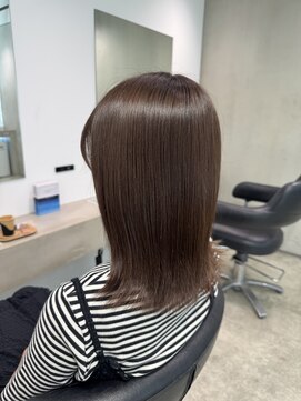 ビブ(VIV) 鎖骨ライン外ハネ／透明感アッシュベージュ