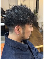 ロウスリー(Lowsly)&nbsp;低めフェードツーブロックスパイラルパーマ