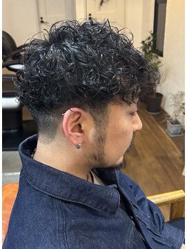 ロウスリー(Lowsly) 低めフェードツーブロックスパイラルパーマ