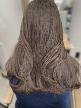 アイヴィ 表参道(IVY) 小顔に見せる韓国レイヤーカット 流れる顔まわりカット