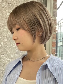 サンク 原宿 表参道(cinq) ショートボブ切りっぱなしボブミルクティーベージュタッセルボブ