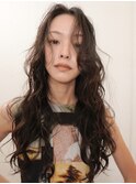 黒髪ロングレイヤーカットゆる巻ロングヘア