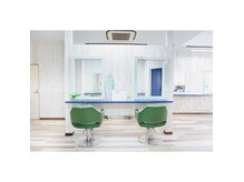 ルートヘア 辻堂店の雰囲気（湘南の海をイメージした店内☆リゾート気分で癒しの時間を提供♪）