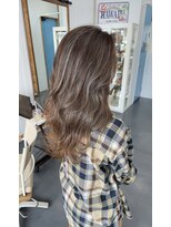 ピニャ(PiiNYA)&nbsp;白髪ぼかしハイライト×アッシュベージュ