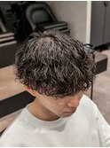 波巻きスパイラルパーマラウンドマッシュ刈り上げメンズ