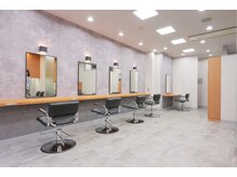 シーム(seam.)の雰囲気（広々としたリラックス空間◎路面店でなく外から覗かれる心配なし）