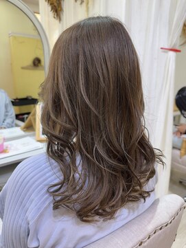 アミュー(amiu) 白髪ぼかし透明感ハイライトカラー