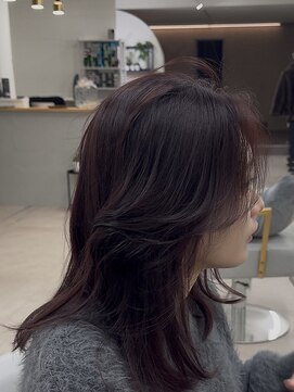毛流れが綺麗なミディアムレイヤー×顔まわりレイヤー