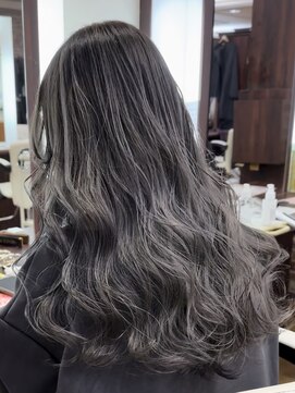 ゼウス(Zeus.) 海外ヘアーハッシュカットレイヤーカット