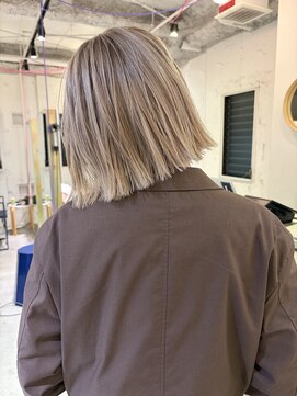 ルーム(Loom.) ハイトーンボブ 切りっぱなしボブ ケアブリーチ ベージュ