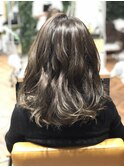 スモーキーグレージュ