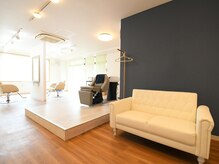 パーチェヴィータ(Pace vita)の雰囲気（清潔感のある白&ブルーの明るい店内です。）