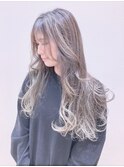ロングヘアーにバレイヤージュベースのハイライトシルバーグレー