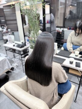 シシ 新宿(She 2.) 髪質改善/縮毛矯正/カラー/トリートメント/韓国/艶髪/艶感