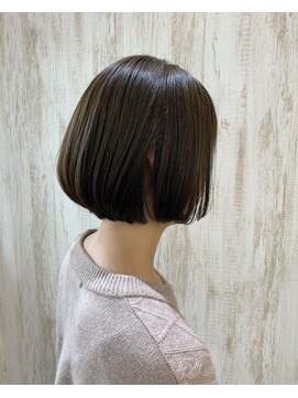 エストレーラ(estrela) 『estrela』カーキグレージュ 内巻きミニボブ