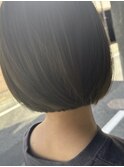 襟足ギリギリのまとまるボブスタイル