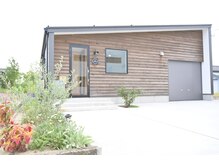 黒と木目を基調とした落ち着いた外観