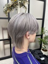 イツキ ヘアーデザイン(ITSUKI hair design)&nbsp;センターパート.プラチナシルバー